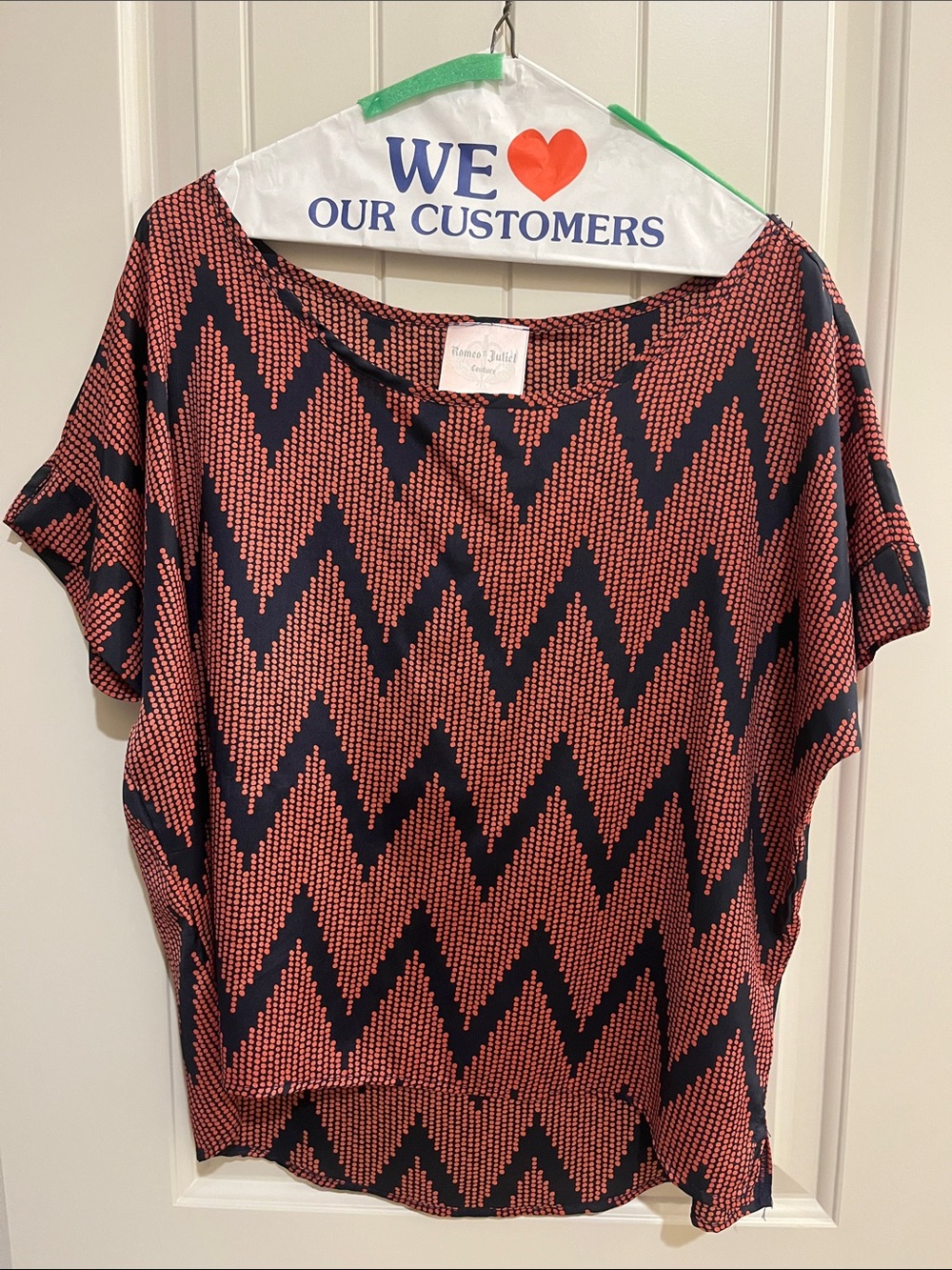 Romeo & Juliet Couture Black and Coral Zigzag Boxy Short Sleeve Top